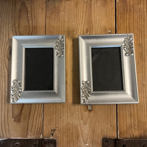 Pair 🍐 of Picture Frames - Picture 6 of 14